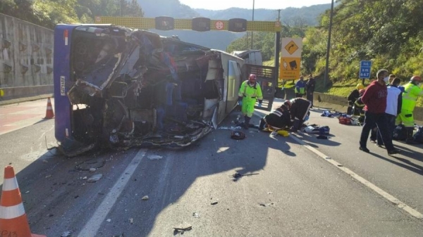 De acordo com a PRF, a pista está bloqueada para atendimento da ocorrência (Foto: Divulgação/PRF )