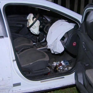 Policiais encontraram lata de cerveja em um dos veículos — Foto: Tony Mattoso/RPC