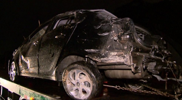 Carro onde estava família ficou destruído — Foto: Tony Mattoso/RPC
