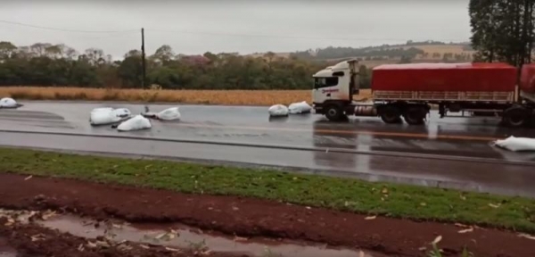 Com a manobra, a carga de adubo, caiu da carroceria e ficou espalhada pela pista.(Foto: Ponto da Notícia)