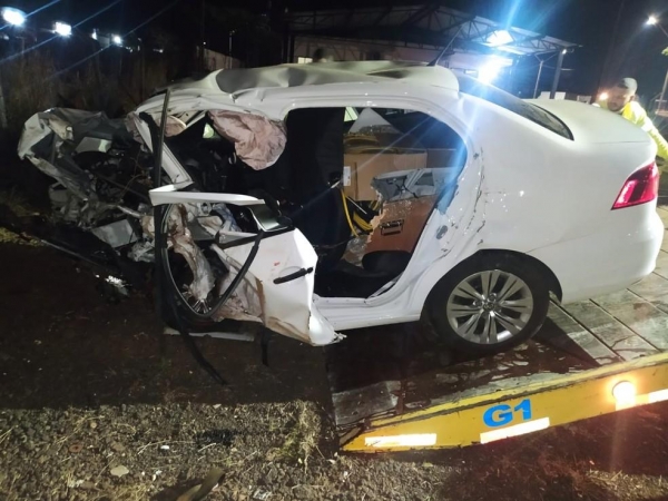 Carro ficou destruído após a batida — Foto: PRE