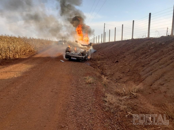 Terra Roxa: Veículo pega fogo após capotar em estrada rural (Foto: Alemão Leiteiro )