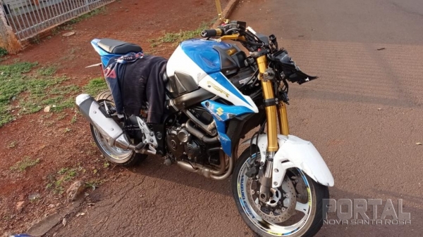 A moto teve a frente danificada na colisão. (Foto: Bogoni)