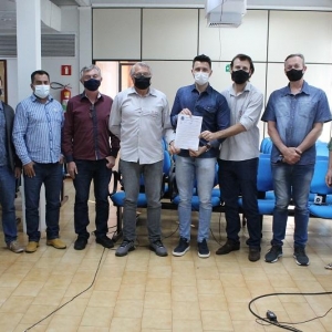 Vereadores com Augustinho e Gustavo Fossá: homenagem ao Portal Palotina. (Foto: Assessoria Câmara)