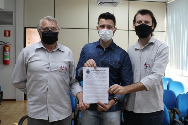 Vereador Rodrigo Ribeiro com Augustinho e Gustavo Fossá. (Foto: Assessoria Câmara)