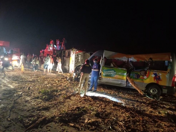 Imagens mostram acidente entre ônibus, van e caminhão que transportava eucalipto na BR-101 — Foto: Reprodução/Redes Sociais