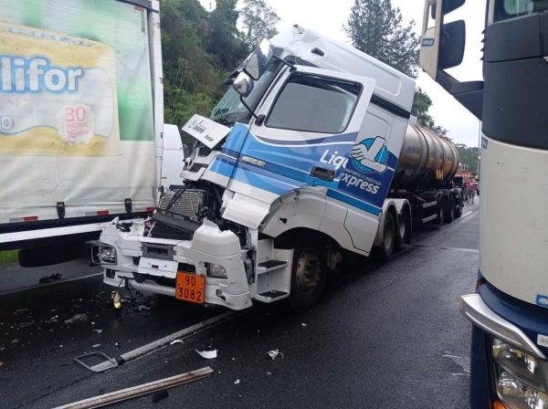 Acidente entre três caminhões e um carro matou uma pessoa, na BR-116 — Foto: Kainan Lucas/Pop FM