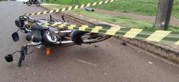 Motociclista morreu após bater em poste — Foto: Sidney Trindade/RPC