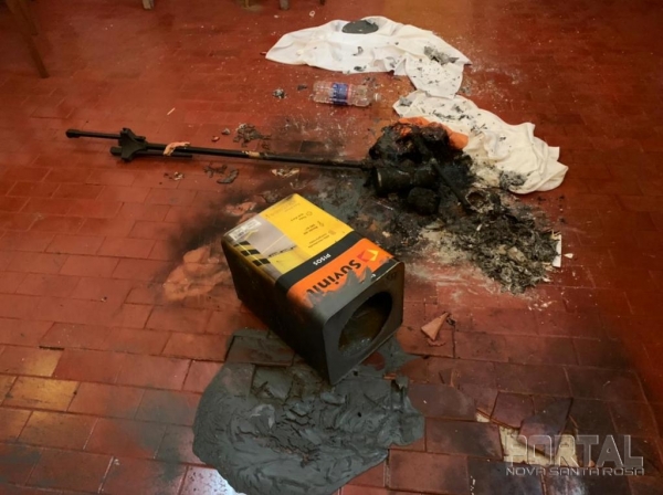 Os elementos tentaram incendiar a igreja. (Fotos: Portal Nova Santa Rosa)