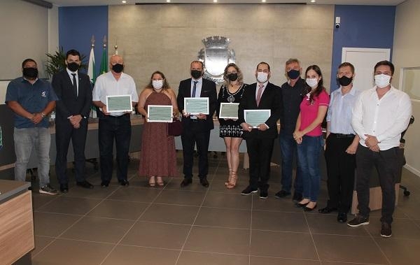 Vereadores entregaram a Moção de Aplausos a todos os envolvidos na melhoria da segurança em Palotina. (Foto: Assessoria)