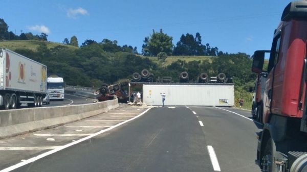 Veículo tombou na manhã desta quinta-feira (2), Foto: Reprodução/WhatsApp.