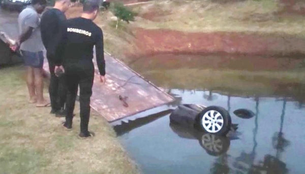Suspeito morre após carro cair em açude durante fuga da polícia — Foto: Divulgação/PMPR