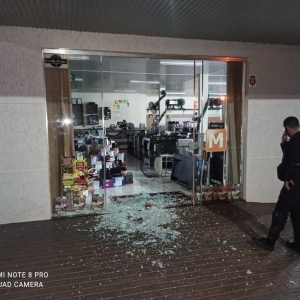 Trio teria arrombado um supermercado e uma loja de eletrônicos na cidade de Santa Lúcia. — Foto: PM