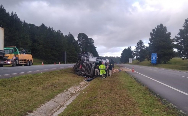 Caminhoneiro morreu após tombar carreta em canteiro central da BR-116, em Piraquara — Foto: Divulgação/Polícia Rodoviária Federal