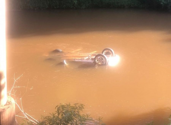Carro ficou submerso após cair em rio (Foto: PRE )