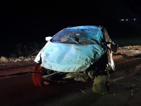 Carro ficou destruído após capotar — Foto: PRE