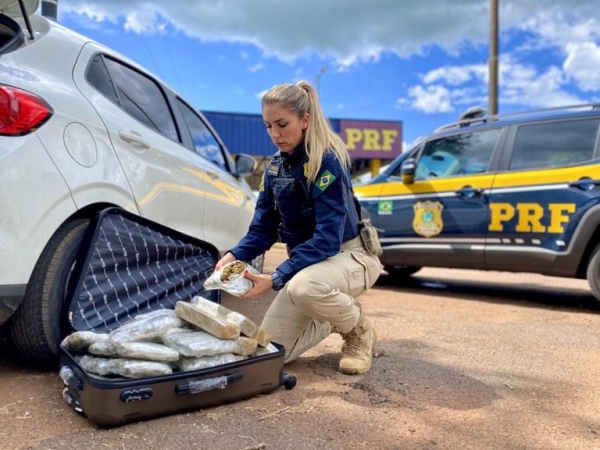 Foram apreendidos 8 kg de skunk e 5 kg de maconha no interior de uma bagagem no porta-malas.(Foto: PRF)
