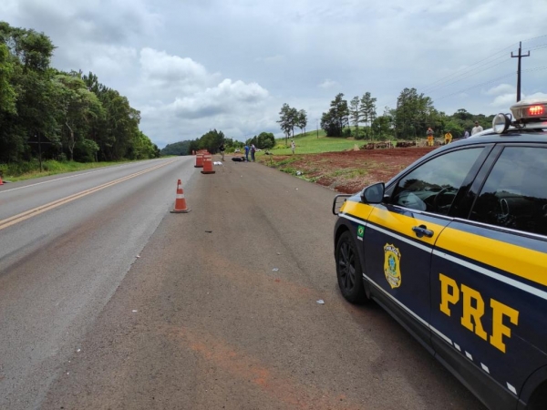 A condutora da motocicleta, de 26 anos de idade, foi a óbito no local..(Foto: PRF)