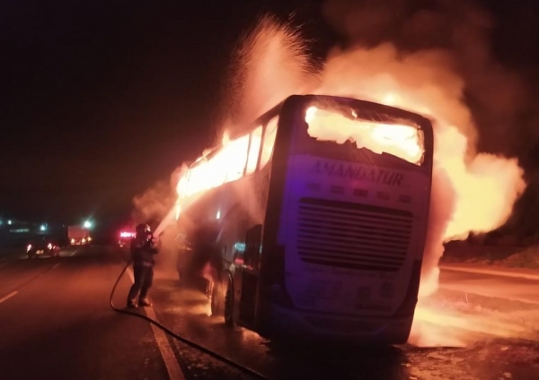 Ônibus pegou fogo na PR-323, em Paiçandu — Foto: Corpo de Bombeiros