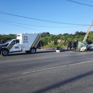 Uma mulher morreu e outras duas pessoas ficaram feridas, em acidente com carro na rodovia João Leopoldo Jacomel — Foto: Amanda Menezes/RPC