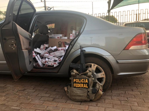 O carro foi encaminhado para a PF de Guaíra junto com o contrabando. (Fotos: Polícia Federal)