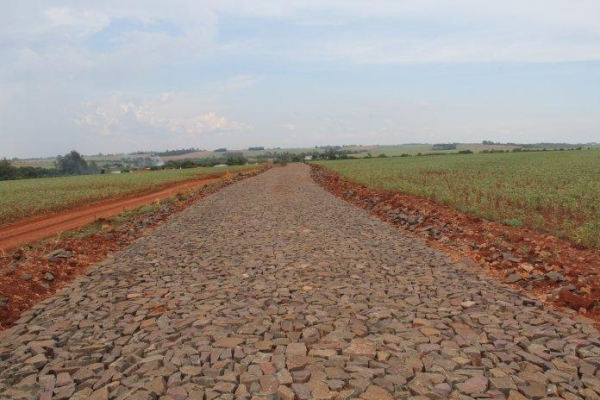 As importantes obras de calçamento irão melhorar o fluxo de veículos e caminhões que passam pelas vias.(Foto: Assessoria)