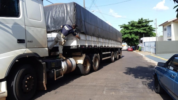 No compartimento de carga a equipe PRF localizou 500 mil maços de cigarros contrabandeados do Paraguai. (Foto: PRF)