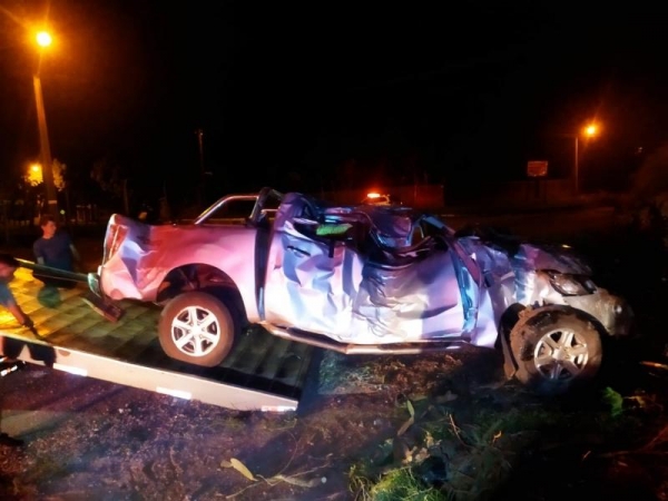 Dentro da caminhonete, que ficou com as rodas para cima, o casal de idosos que era feito de refém e um dos assaltantes. (Foto: Ponto da Notícia)