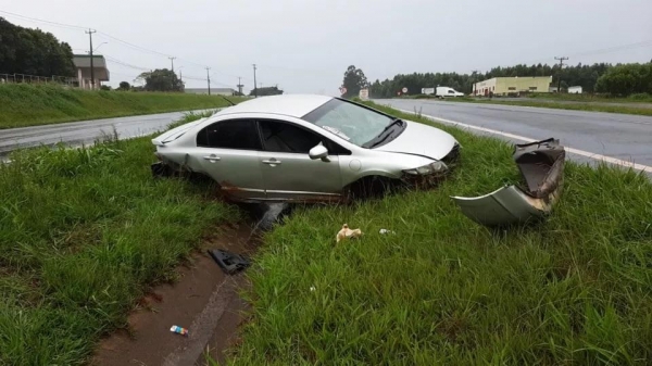 O carro seguia sentido Foz do Iguaçu, ele perdeu o controle do veículo, saiu de pista e parou no canteiro central. (Foto: Catve)