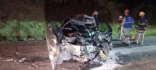 Motorista morre após bater de frente com caminhão, na PR-423, em Araucária — Foto: Tony Mattoso/RPC