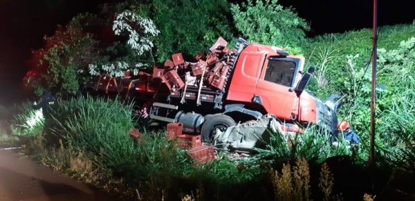 O Condutor provavelmente perdeu o controle da direção, saiu da pista e bateu em uma árvore violentamente. (Fotos: PRF)