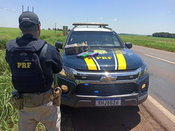 A Policia Rodoviária Federal apreendeu 12,3 quilos de maconha que estavam no porta-malas de um veículo Parati que parou depois de pane mecânica. (Foto: PRF)