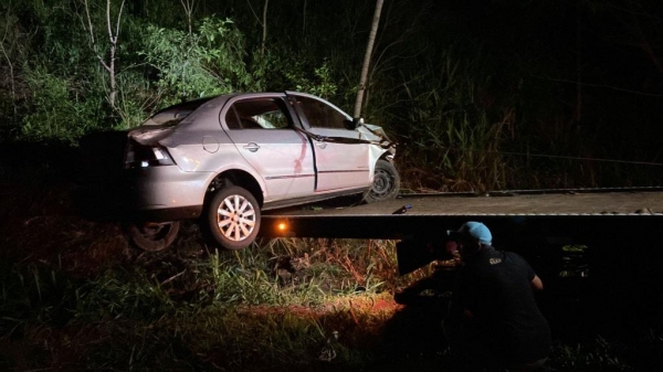 O carro ficou destruído no acidente. (Fotos: PRE)