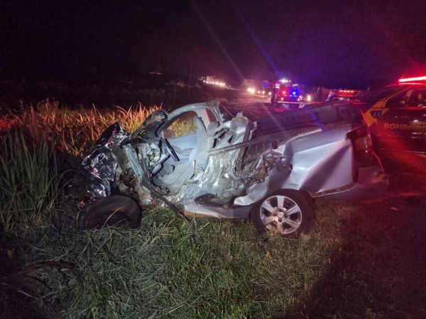 O condutor da Montana de 44 anos morreu preso às ferragens.(Foto PRF)