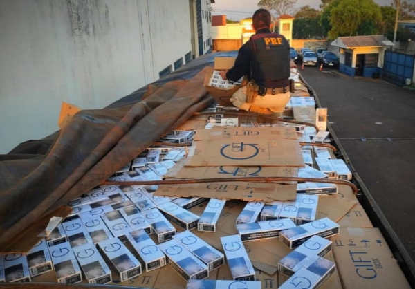 Cerca de 900 caixas de cigarros foram apreendidas. (Foto: PRF)