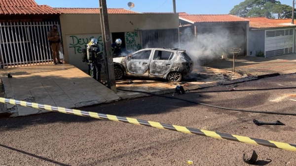 O automóvel era da mãe do rapaz de aproximadamente 40 anos.(Foto: Catve)