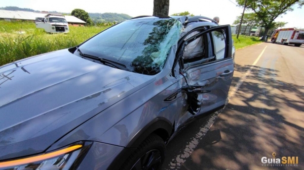 Sem tempo de frear a carreta atingiu a lateral esquerda do veículo que teve os airbags acionados.(Fotos: Guia SMI)