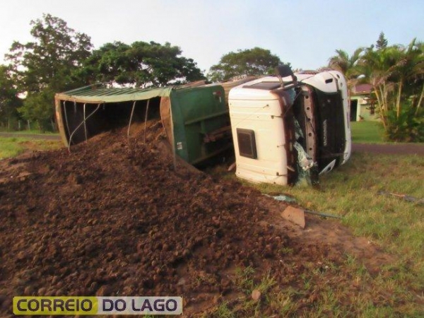 O  veículo estava carregado de esterco e a carga ficou espalhada pela grama.(Foto: Correio do Lago)