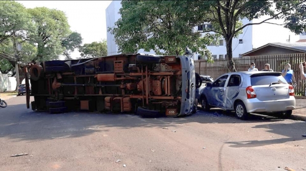 Toyota Etios e o Chevrolet Ônix estavam estacionados e foram atingidos pelo veículo tombado.(Foto: Catve)