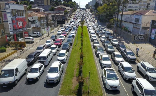Contribuinte que não pagar o imposto pode até ter o veículo apreendido — Foto: José Vernando Ogura/AEN
