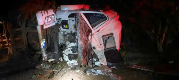 O caminhão ficou destruído. (Fotos: PRE)