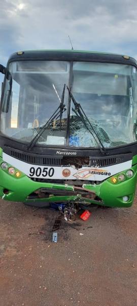 O homem foi parar embaixo do ônibus. (Foto: PRE)