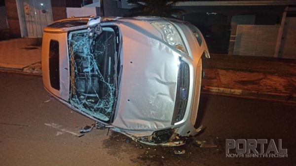O Ford tombou após a colisão. (Fotos: Portal Nova Santa Rosa)