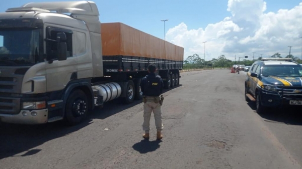 Houve fuga pelo perímetro urbano de Guaíra, até que o motorista abandonou o veículo e fugiu,(Foto: PRF)