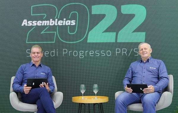 O Presidente, Cirio Kunzler e o Diretor Executivo, Inácio Cattani, durante a realização das Assembleias 2022.. (Foto: Assessoria Sicredi)