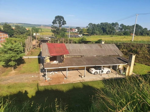 Telhado da casa onde o carro foi parar, em Ponta Grossa — Foto: RPC Ponta Grossa