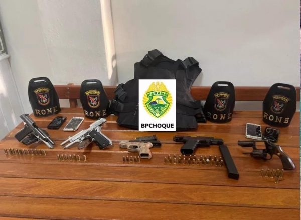 Cinco armas foram apreendidas com os suspeitos mortos, na Lapa — Foto: Polícia Militar/Divulgação