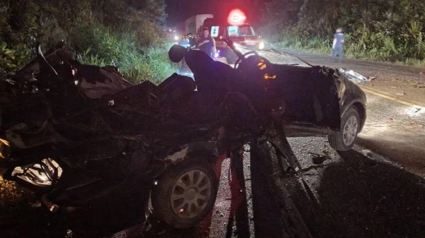 Acidente deixou carro destruído em rodovia de Itapoá — Foto: Corpo de Bombeiros/ Divulgação