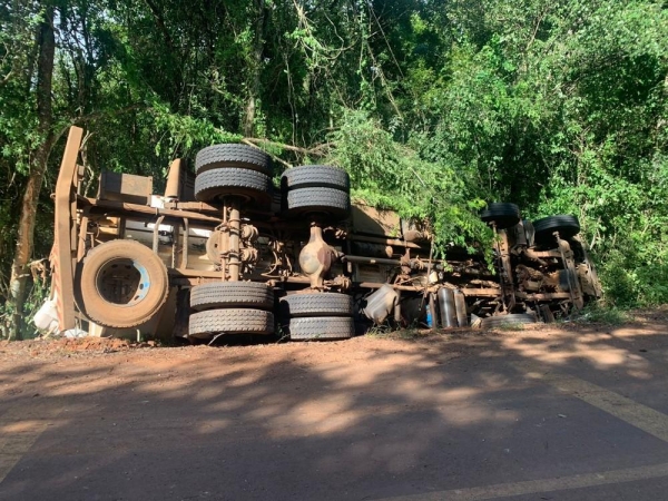 Houve o derramamento parcial da carga de ração.(Fotos: Difusora)
