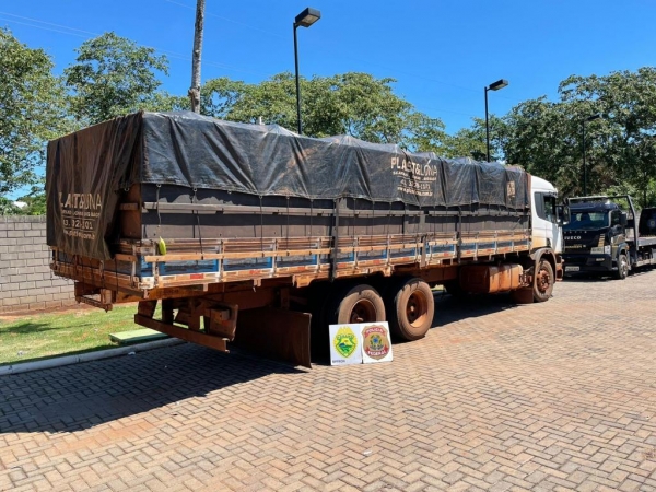 O veículo SCANIA 93C estava carregado com aproximadamente 600 caixas de cigarros paraguaios. (Foto: Polícia Federal)